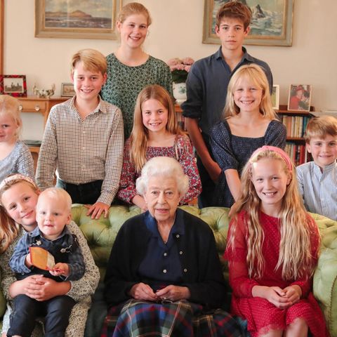 Queen Elizabeth umringt von ihren Enkeln und Urenkeln