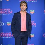 In ihm steckt eindeutig noch ein wenig von seinem Film-Alter-Ego "Ken"! Ryan Gosling posiert bei der Tag Heuer Party in London in einem marineblau gestreiften Anzug von Gucci mit passendem Hemd in Barbie-Pink für die Fotografen. Dazu kombiniert er elegante schwarz-goldene Slipper. Die honigblond gesträhnten Locken, die dem Schauspieler lässig ins Gesicht fallen, runden den Ken-Look ab.