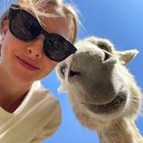 Hello! Amanda Seyfried und ihr weißer Esel Gus erfreuen ihre Instagram-Fans mit diesem Gute-Laune-Selfie. Bei schönstem blauen Himmel genießen die beiden den Beginn des Wochenendes. 