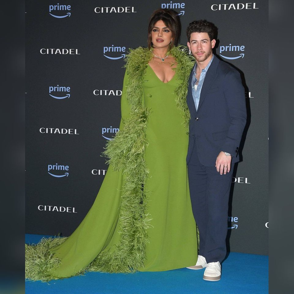 Priyanka Chopra posierte mit Ehemann Nick Jonas für die Fotografen.