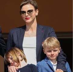Öffentliche Auftritte sind natürlich für die Twins immer auch ein wenig anstrengend, aber zum Glück können sich Prinzessin Gabriella und auch ihr Bruder müde an Mama Charlène kuscheln. 