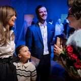 Nach der Aufführung plaudern Prinzessin Sofia und Prinz Carl Philip noch mit den Darstellern. Und dem Blick von Prinz Alexander nach, scheint auch er immer noch ganz fasziniert zu sein, von den Schauspielern und vom Spaß, den er als kleiner Zuschauer hatte.