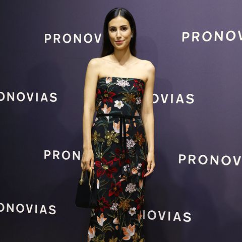 Für die Pronovias-Show während der Bridal Fashion Week in Barcelona wählt Alessandra de Osma einen trägerlosen Blütentraum, der verschiedene Stickereien als auch Paillettenbahnen miteinander vereint. Eine hübsche Schleife an der Taille und eine kleine Handtasche mit goldenen Trägern, mehr braucht es nicht, um sie zum Hingucker des Abends zu machen.
