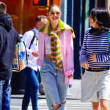 In New York kommt Gigi Hadid aus dem Strahlen nicht mehr raus. Ob das an ihren Gute-Laune-Farben liegt? Das rosafarbene Hemd weckt zum geknoteten Pullover Frühlingsgefühle en masse. Da darf natürlich auch die gelbe Sonnenbrille nicht fehlen, deren Farben sich auch in ihren Schuhen wiederfinden. Diese Kombination? Definitiv gelungen.  