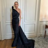 Bei der eigentlichen Trauung setzt Nicole auf pure Eleganz und begeistert mit einem schlichten One-Shoulder-Kleid aus Satinstoff. Dazu trägt sie einen strengen Dutt und setzt beim Make-up auf Smokey Eyes.