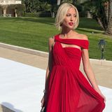 Auch Olympia von Griechenland setzt bei ihrem Kleid für die Hochzeit von Sofia Richie und Elliot Grainge auf Farbe. Als Lady in Red wählt die Prinzessin ein Kleid aus dem Hause Dior. Dazu trägt sie einen auffälligen Armreif von Bulgari. Eine Clutch aus ihrer eigenen Taschenkollektion darf bei natürlich nicht fehlen.