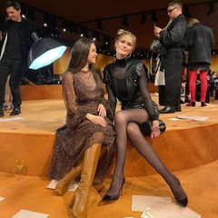 Model Toni Garrn setzt bei der Pariser Fashion Week auf Hermès. Zum Lederrock trägt sie eine schwarze Lederweste und ein transparentes schwarzes Top.