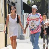 Gewohnt stylischen spazieren Hailey Bieber und Justin Bieber auf den Straßen West Hollywoods. Die Coachella inspirierten Looks sorgen sicherlich für einige Furore auf der Straße. Vor allem das transparente, weiße Kleid von Hailey lässt tief blicken. Sie kombiniert dazu Dad-Sneaker und schwarze Accessoires. Ihr Ehemann Justin entscheidet sich für einen typischen Oversize-Look mit Festival-Shirt und Baggy-Jeans. 