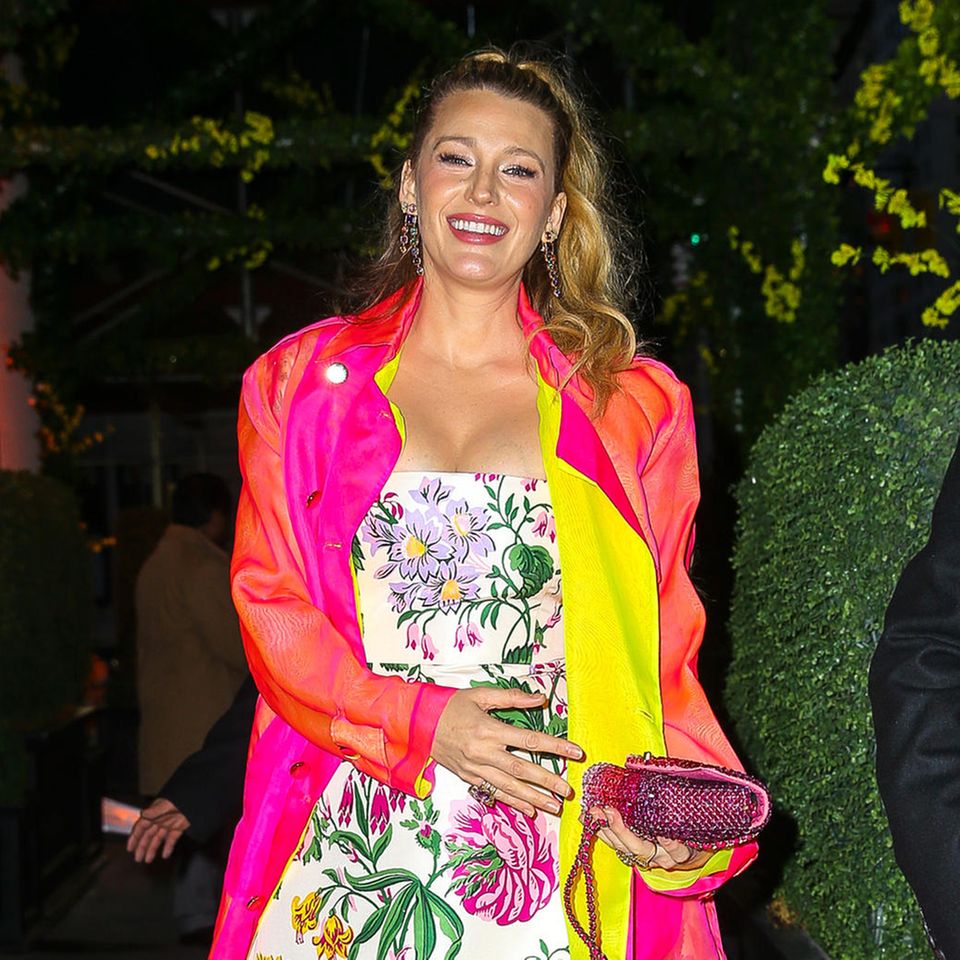 Ein strahlendes Lächeln, ein noch strahlenderes Outfit: Blake Lively erleuchtet beim Besuch einer Party die New Yorker Nacht. Mit einem Mantel von Sergio Hudson, darunter ein floraler Bustierlook von Carolina Herrera und pinkfarbenen Manolo-Blahnik-Pumps ist sie von Kopf bis Fuß auf Neon eingestellt.