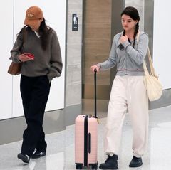 Herrlich normal wurden Katie Holmes und Suri im Flughafen in Los Angeles abgelichtet. Das Mutter-Tochter-Gespann tritt ungeschminkt und in lässigen Outfits seinen Flug an. Suri Holmes trägt eine weiße Jogginghose, sowie eine graue Jacke und süße, geflochten Zöpfe, während ihre Mutter sich unter einer Kappe versteckt und sich für ein eher dunkles Outfit entschieden hat.