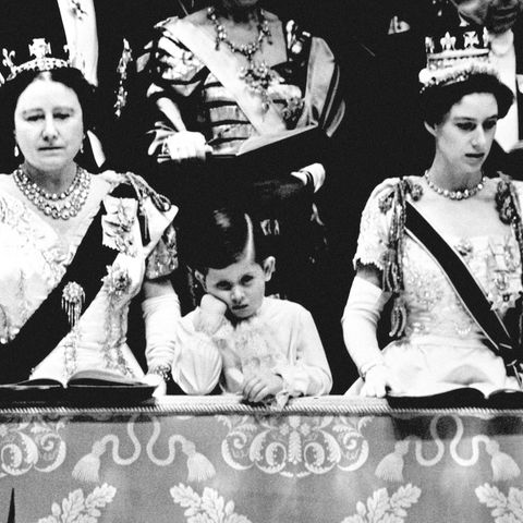 Queen Mum (†), König Charles, damals noch Prinz Charles und Queen Elizabeth (†)
