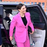 Prinzessin in Pink: Für ein Meeting in Arlanda hat sich Victoria einen besonders knalligen Business-Look ausgesucht. Von Zara.