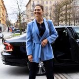 Französischer Chic trifft skandinavische Gelassenheit: Prinzessin Victoria zeigt sich beim Children's Brain Day 2023 an der Königlichen Musikhochschule in Stockholm in einem babyblauen Blazer-Look von Andiata. 