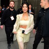 Kim Kardashian interpretiert den Business-Look neu: In einem semi-transparenten Anzug von Rick Owens und mit einer personalisierten "Kim"-Kette nimmt sie an der "Time 100"-Panel-Diskussion in New York teil. Nicht zu übersehen ist ihre trainierte Körpermitte, die zwischen Bandeau-Top und Hose hervorblitzt.