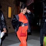 Zu ihrer Date Night mit Asap Rocky zeigt Rihanna ihre eigene Interpretation von Umstandsmode. In einem feurigen, roten Look von Alaïa und High Heels von Saint Lauren beweist die Sängerin erneut was für eine stylische Mutter sie ist. Ein besonderes Highlight des Looks ist die Vintage-Tasche von Gucci aus den frühen 2000ern. Die Tasche im Baguette-Stil mit glitzerndem Gucci-Muster wird auf Vintage-Plattformen für ca. 3.300 Euro verkauft.