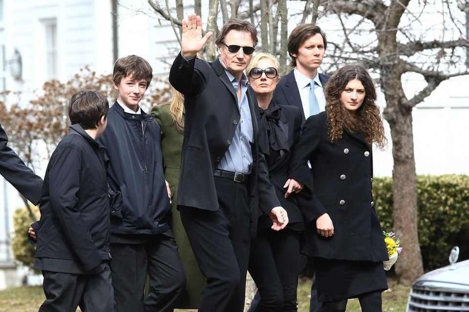 Liam Neeson (winkend) mit seinen Söhnen Daniel (li.) und Micheál Neeson (re.) bei der Beerdigung von Natscha Richardson in der St. Peter's Lithgow Episcopal Kirche am 22. März 2009 in Lithgow, New York.