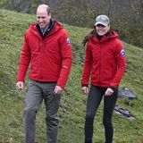 27. April 2023  Trotz ungemütlichem Regenwetter geht es für Prinz William und Catherine, Princess of Wales bei ihrem heutigen Besuch der Zentrale des "Central Beacons Mountain Rescue Teams" hoch hinaus. 