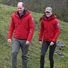 27. April 2023  Trotz ungemütlichem Regenwetter geht es für Prinz William und Catherine, Princess of Wales bei ihrem heutigen Besuch der Zentrale des "Central Beacons Mountain Rescue Teams" hoch hinaus. 