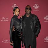 Mit Samt und Leder: Powercouple Sabrina und Idris Elba zeigen sich im coolen Partnerlook in Schwarz. Und ihre Ohrringe von Boucheron bringen noch mal eine Extraportion Glamour in das Styling.