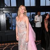 Zart und sexy: Sienna Millers floraler Sheer-Look von Fendi kommt mit rosafarbenem Schleier. Filigrane, lange Ohrringe von Boucheron komplettieren das Gala-Outfit.
