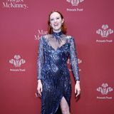 Model Karen Elson glitzert im dunkelblauen Paillettendress wie eine Sternennacht.