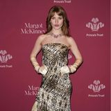 Ivy Getty mag ihren seidigen Red-Carpet-Look wild gemustert.