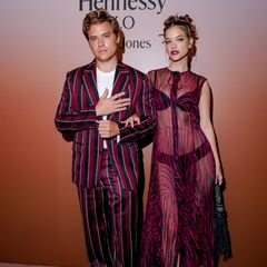 Beim "Hennessy X.O Kim Jones" Pop-Up in New York bilden Dylan Sprouse und Barbara Palvin trotz unterschiedlicher Muster eine Einheit. Während der Schauspieler auf eine aufregende Streifen-Kombination in Schwarz-Weiß-Rot setzt, passt sich seine Verlobte im getigerten, transparenten Maxidress dem Farbschema an. Sexy: Ihr Kleid gibt den Blick auf ihre schwarze Wäsche frei, ihr Haar wirkt in vielen gedrehten Knoten fesselnd und verspielt.
