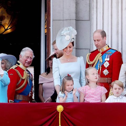 König Charles III. - hier mit seinen Söhnen, deren Ehefrauen und einigen seiner Enkel auf dem Balkon des Buckingham Palastes -