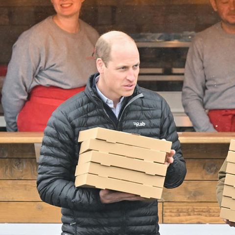 Prinz William und Catherine, Princess of Wales, holen Pizza von einem Foodtruck vor dem Dowlais Rugby Club in Merthyr Tydfil, Wales.