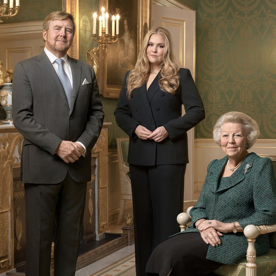 König Willem-Alexander, Prinzessin Catharina-Amalia und Prinzessin Beatrix der Niederlande im Dezember 2022.