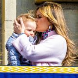 Auf dem Balkon des Schlosses in Stockholm ist es windig, Prinzessin Sofia schützt ihren Kleinen und beruhigt ihn mit einem Kuss.