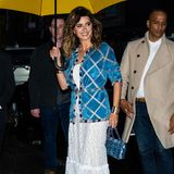 Auf dem Weg zu Anna Wintours Pre-Met Gala Dinner macht sich Penélope Cruz das Spiel der Muster zunutze. Ihre Hingucker-Tasche von Chanel harmoniert hervorragend mit dem Jäckchen, das in karierten Bahnen etwas von ihrer Haut und dem Kleid darunter freigibt. Ihre märchenhafte Robe besticht mit Volants aus floraler Spitze und einem feinen Muster, das an die Schuppen eines Fisches erinnert. Aufregend!