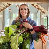 Radieschen, Rüben, Rote Beete: Carrie Underwood freut sich, jede Menge gesundes Gemüse aus ihrem Garten ernten zu können. Und nicht nur die Rüben selbst werden gegessen, auch das grüne Blattwerk wird von ihr in verschiedensten Gerichten Smotthies, Eintöpfen und Co. verwendet. 