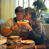 Cristiano Ronaldo und seine Lebensgefährtin Georgina gönnen sich ein Dinner mal ohne ihre Kids und stoßen dabei mit Kuss und Cocktail auf die Liebe an. Prost!