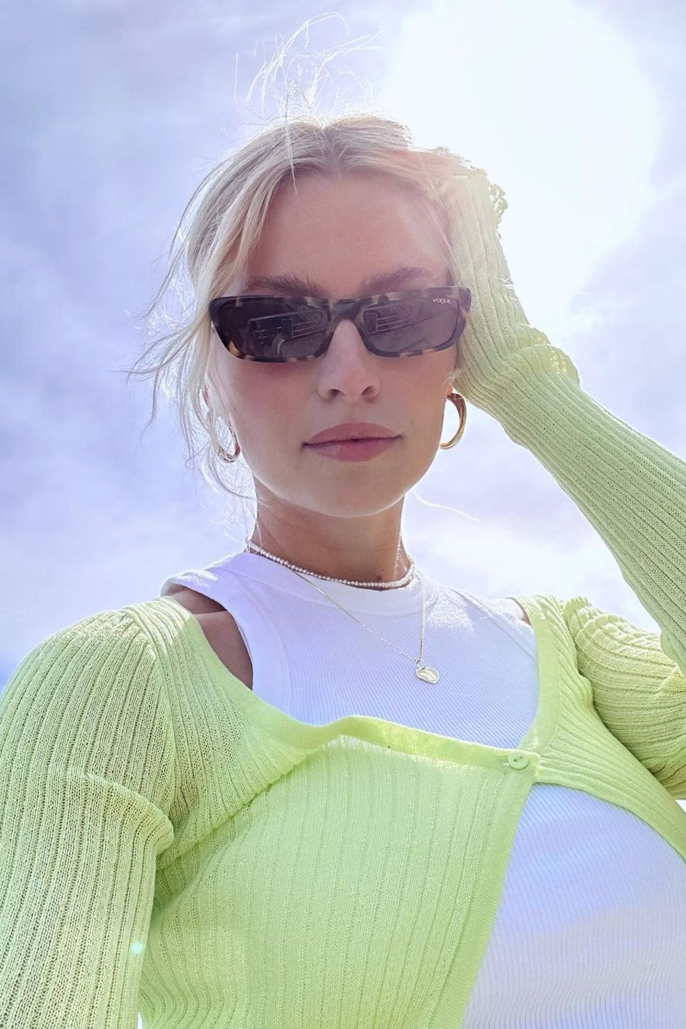 Der Frühling ist da! Das merkt auch Lena Gercke, welche die Sonnenstrahlen mit passender Brille begrüßt. Ihr Modell von Vogue Eyewear ist durch das quadratische Design, mit leichtem Cateye, modern als auch cool. 