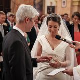Damit auch alles es hören, spricht Prinzessin Alexandra ihr Ehegelübde in ein Mikrofon, während sie Nicolas den Ring an den Finger steckt.