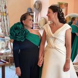 Großherzogin und offensichtlich mehr als stolze Mama Maria Teresa teilt diesen "zärtlichen Moment" zwischen ihrer Tochter Prinzessin Alexandra und sich, ein besonderer Moment ist er außerdem: Mutter und Tochter werden sich gleich aufmachen zur Kirche Saint Trophyme im französischen Bormes-les-Mimosas, wo Alexandra ihren Verlobten Nicolas Bagory in einer kirchlichen Zeremonie heiraten wird.