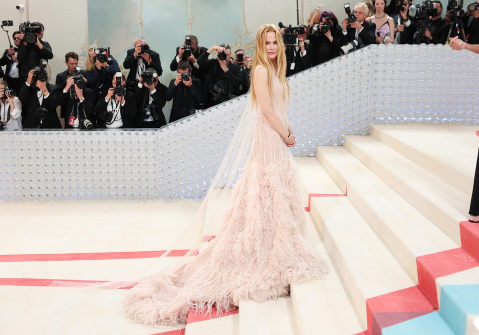 Met Gala 2023 : Nicole Kidman offre un moment très spécial alors qu'elle foule le tapis rouge dans la robe originale de sa publicité Chanel emblématique de 2005. Nicole Kidman offre un moment très spécial alors qu'elle foule le tapis rouge dans la robe originale de sa publicité Chanel emblématique de 2005.