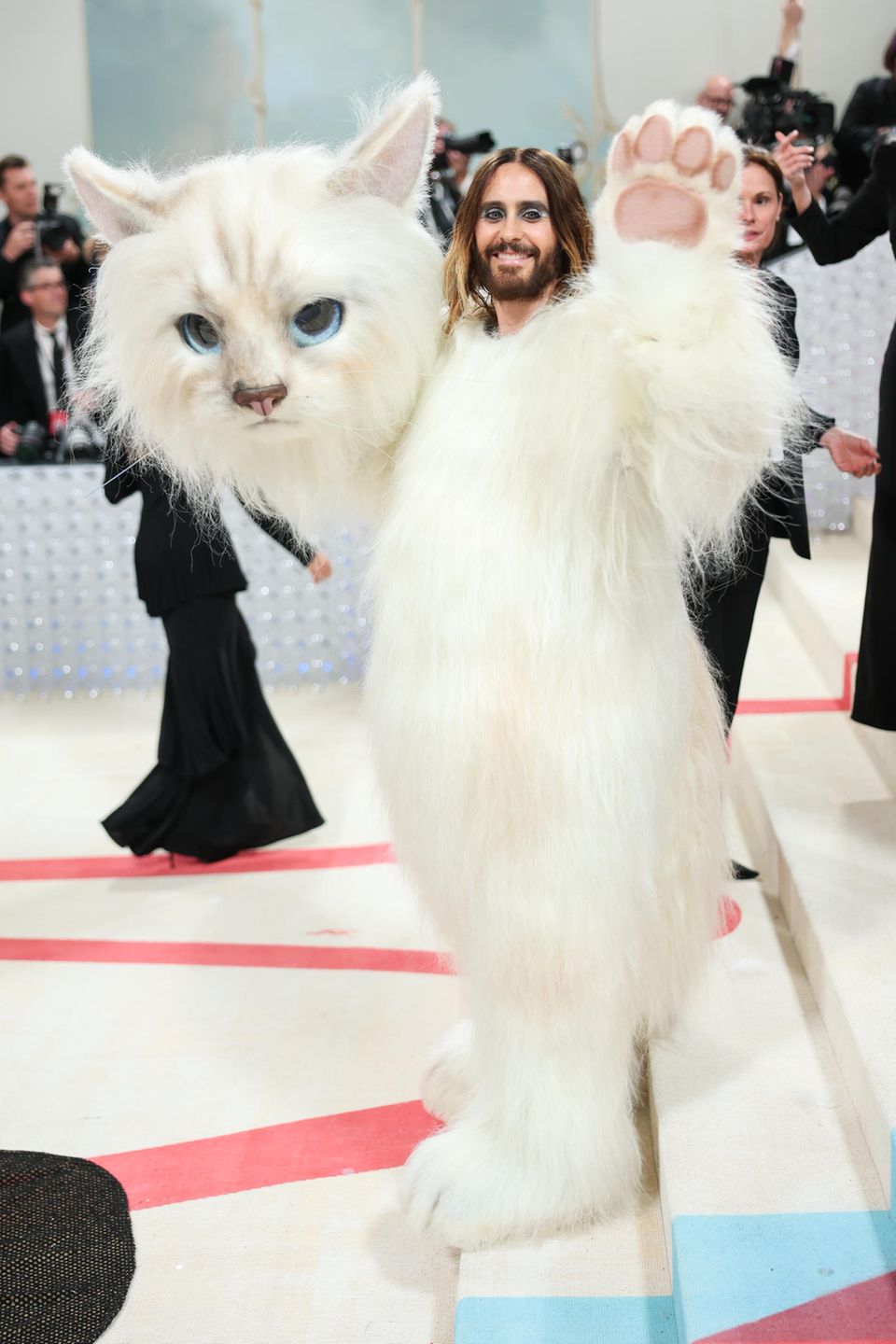 Jared Leto a fourni l'élément surprise de la soirée lorsqu'il est entré sur le tapis rouge dans un costume de chat surdimensionné.  Avec son regard poilu, il rend hommage à Choupette, la célèbre chatte birmane de Karl Lagerfeld.