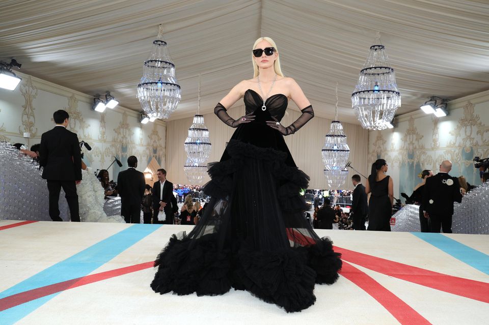 Met Gala 2023 : Jessica Chastain s'est inspirée du maître lui-même pour son look. Elle rend hommage à Karl Lagerfeld avec une perruque blonde platine et des lunettes de soleil XL. Sa robe en tulle noir signée Gucci aurait certainement rencontré le goût de la créatrice de mode. Jessica Chastain s'est inspirée du maître lui-même pour son look. Elle rend hommage à Karl Lagerfeld avec une perruque blonde platine et des lunettes de soleil XL. Sa robe en tulle noir signée Gucci aurait certainement rencontré le goût de la créatrice de mode.