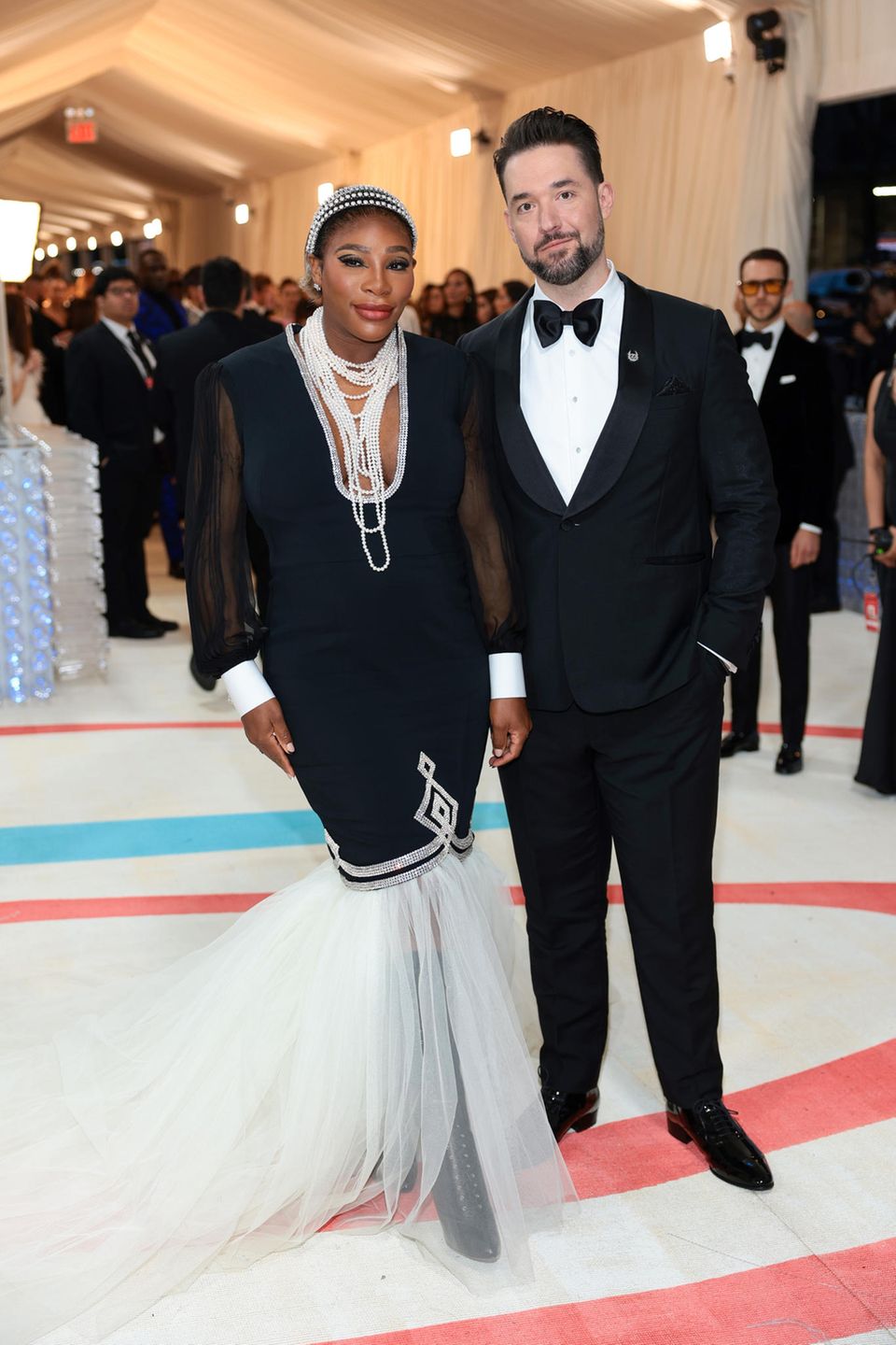 Des nouvelles de bébé sur le tapis rouge !  Serena Williams apparaît aux côtés de son mari Alexis Ohanian avec un petit mais délicat baby bump, qui passait presque inaperçu dans son élégante robe Gucci avec une jupe en tulle.