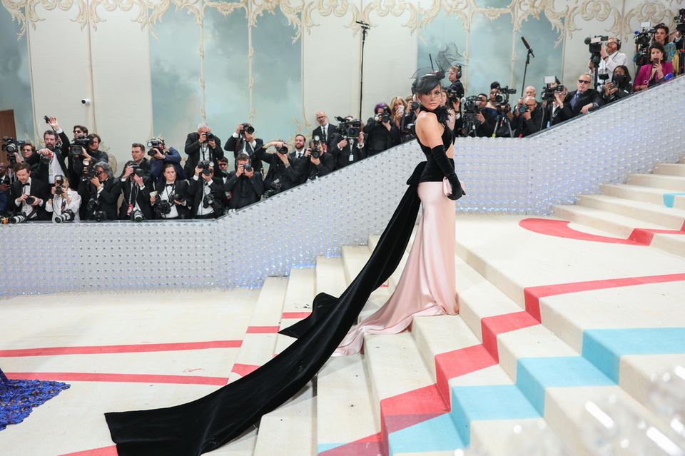 Jennifer Lopez überzeugt im zweifarbigen Kleid mit extralanger Samtschleppe von Ralph Lauren.