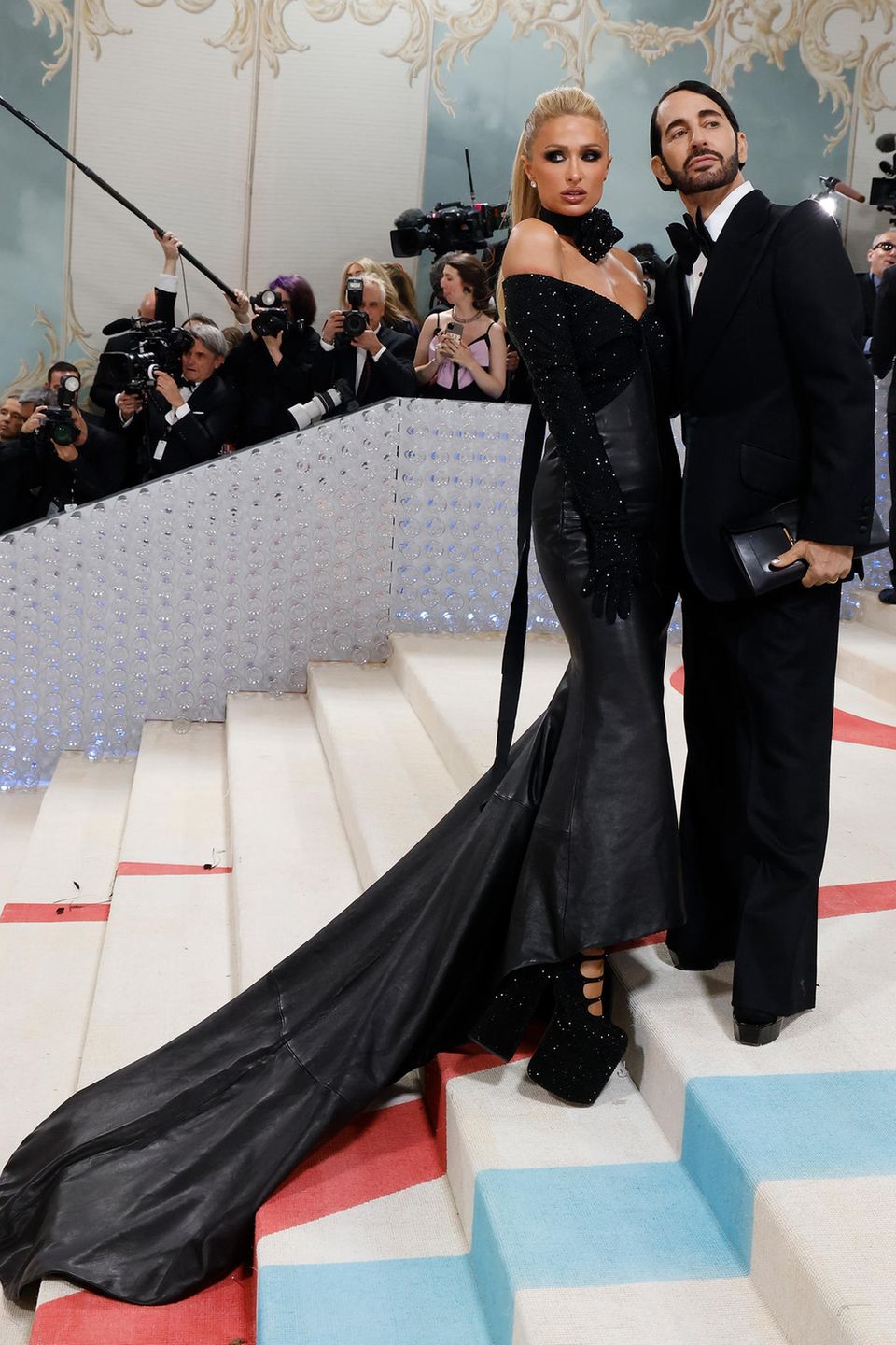 Met Gala 2023 : Paris Hilton apparaît à son premier Met Gala aux côtés de Marc Jacobs, qui a également conçu sa robe noire à paillettes. Paris Hilton apparaît à son premier Met Gala aux côtés de Marc Jacobs, qui a également conçu sa robe noire pailletée.