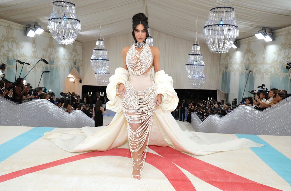 Nach ihrem ikonischen Marilyn-Kleid im letzten Jahr setzt Kim Kardashian in diesem Jahr auf ein extravagantes Perlenkleid von Schiaparelli und eine 90's-Hochsteckfrisur.