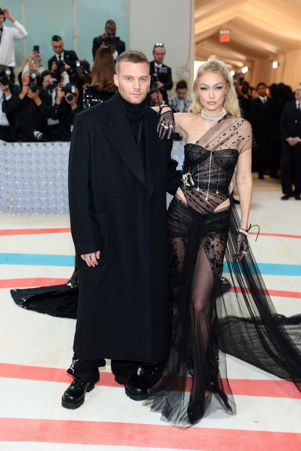 Aux côtés du designer Matthew Williams, Gigi Hadid rend hommage à Karl Lagerfeld dans une robe en tulle noir et des bijoux en perles classiques, pour qui elle a défilé à plusieurs reprises ces dernières années.