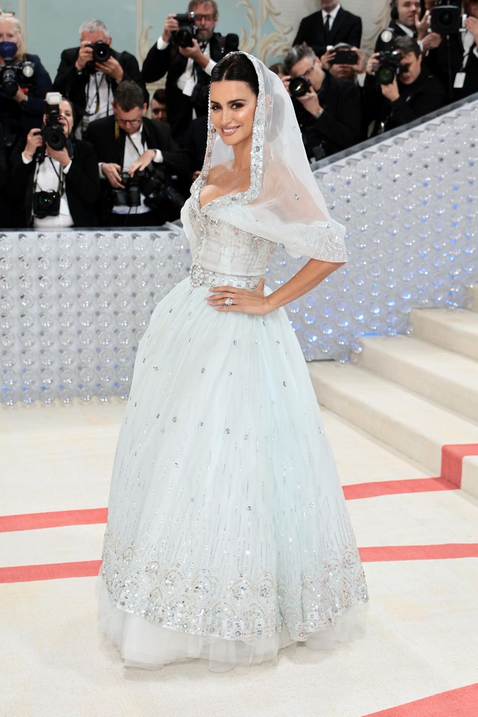 En tant que mariée Chanel, la co-animatrice Penélope Cruz brille sur le tapis rouge.  Sa robe romantique à col châle est l'une des tenues phares de la soirée.