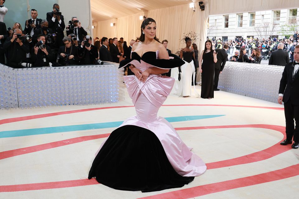 Met Gala 2023 : Ashley Graham dégage une bonne dose de glamour Old Hollywood dans sa robe Harrys Reed. Ashley Graham dégage une bonne dose de glamour Old Hollywood dans sa robe Harrys Reed.