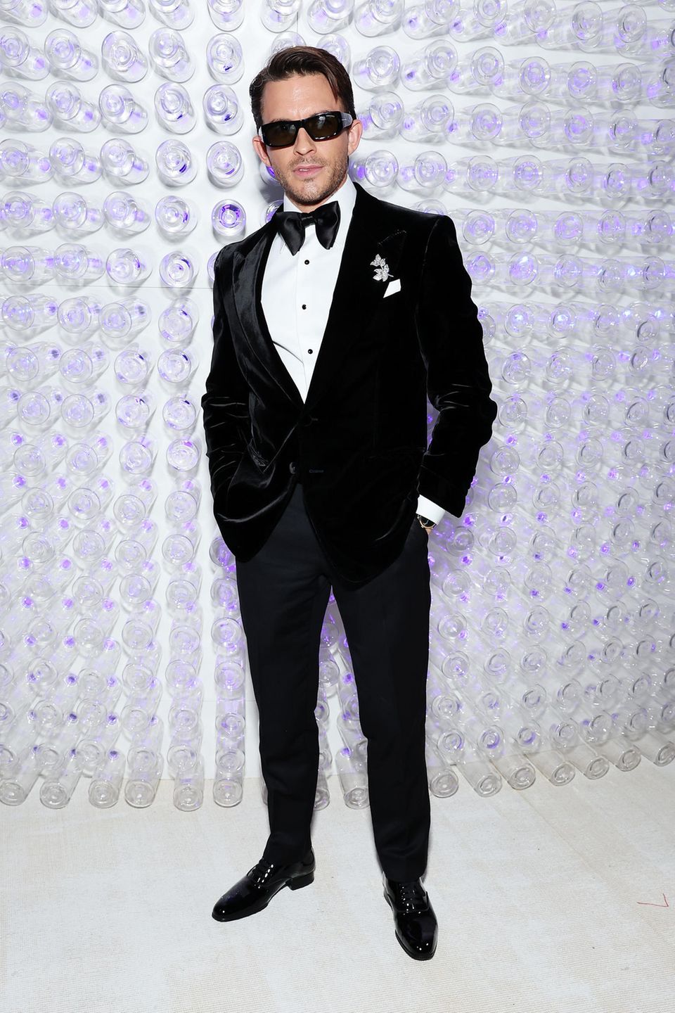 Met Gala 2023 : Même avec Jonathan Bailey, les lunettes de soleil ne sont pas à craindre comme accessoire de soirée. Même avec Jonathan Bailey, les lunettes de soleil ne sont pas à craindre comme accessoire de soirée.