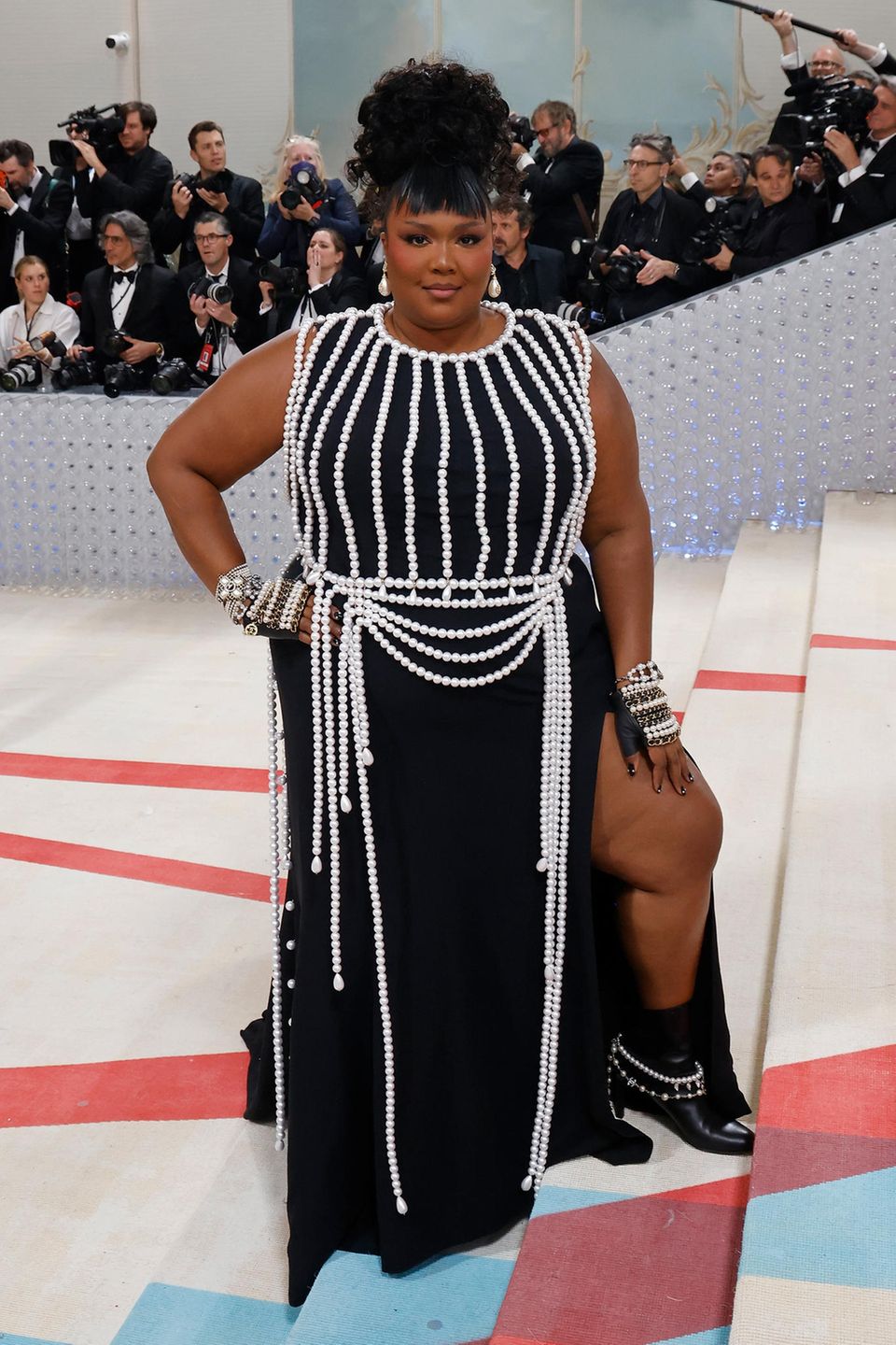 Met Gala 2023 : la chanteuse Lizzo pose avec style en Chanel. La chanteuse Lizzo pose avec style en Chanel.