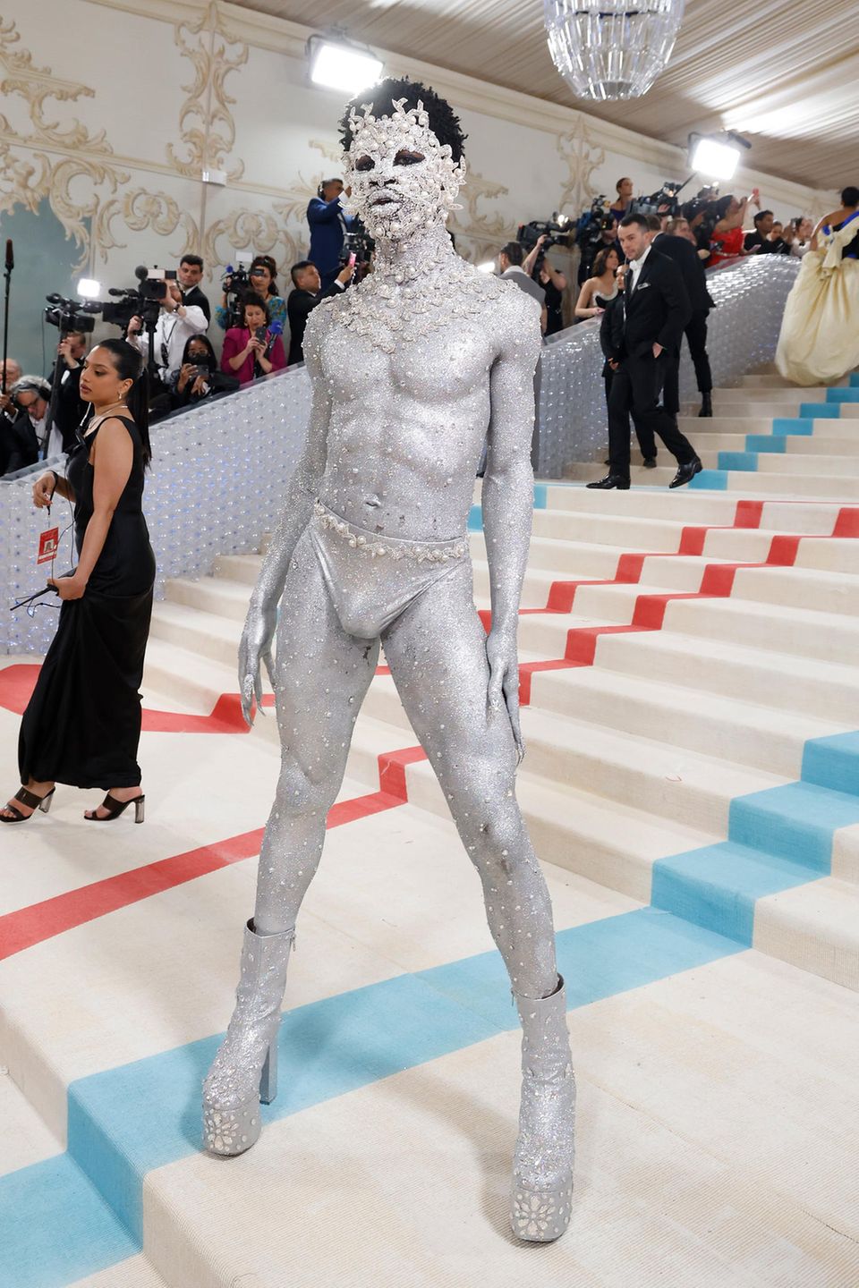 Met Gala 2023 : Le rappeur Lil Nas X se passe de beaucoup de matériel et s'appuie sur la peinture corporelle et les bijoux faciaux. Lui aussi a des moustaches de chat. Le rappeur Lil Nas X se passe de beaucoup de matériel et s'appuie sur la peinture corporelle et les bijoux faciaux. Lui aussi a des moustaches de chat.
